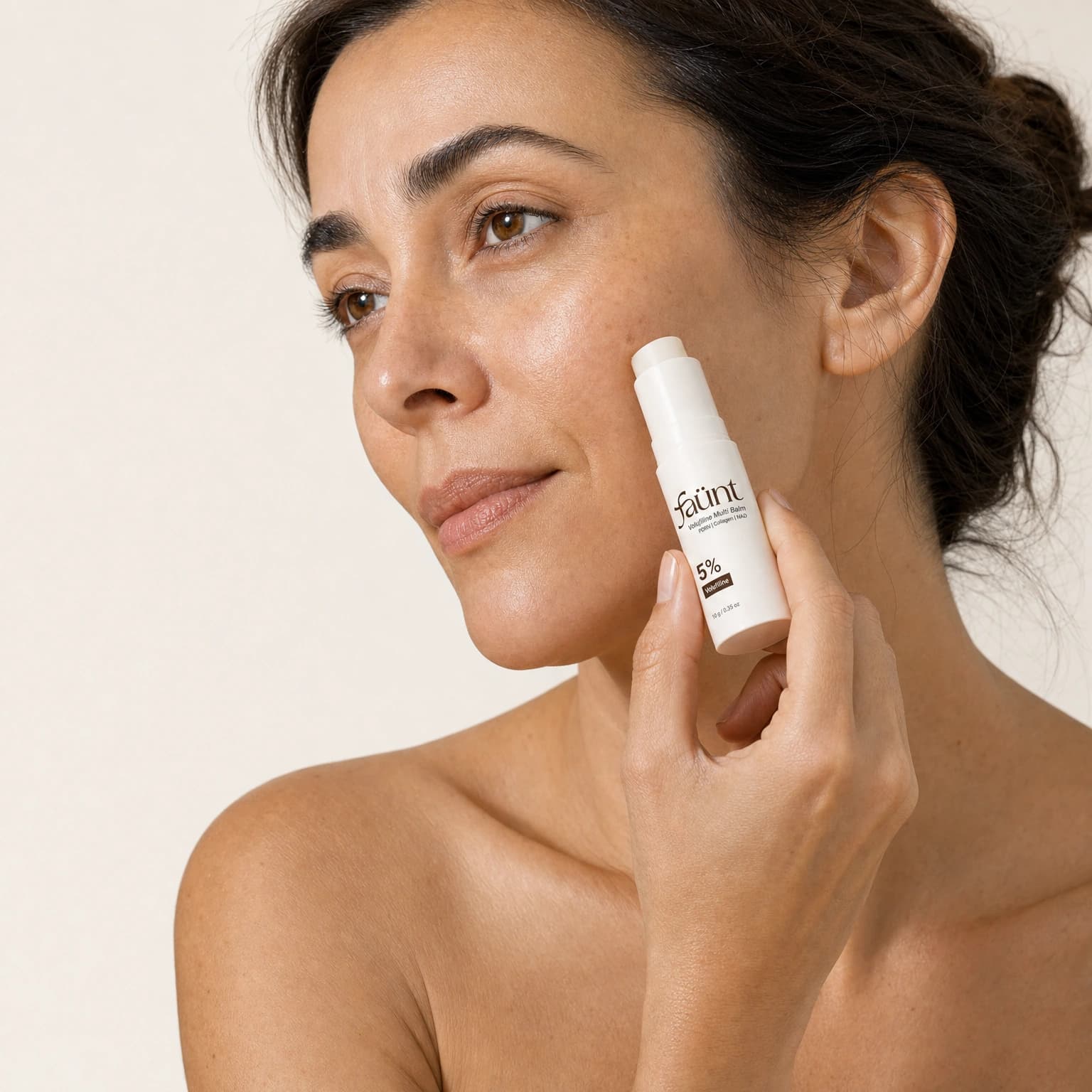 Faünt multibalm gliding over the cheek